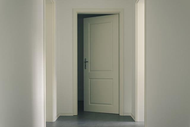 białe drzwi wewnętrzne